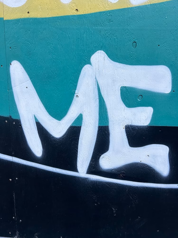Graffiti ordet "me"