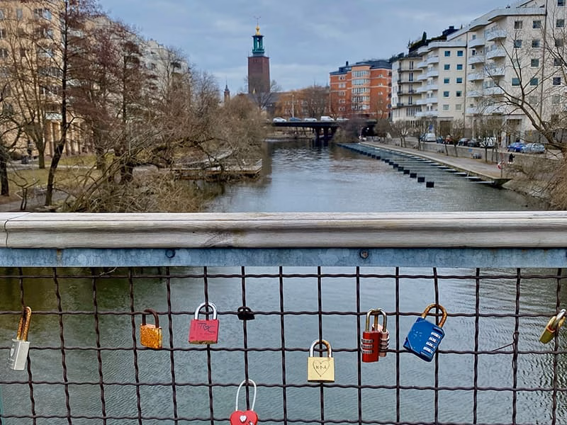 Bro med lås, i bakgrunden Stockolms stadshus