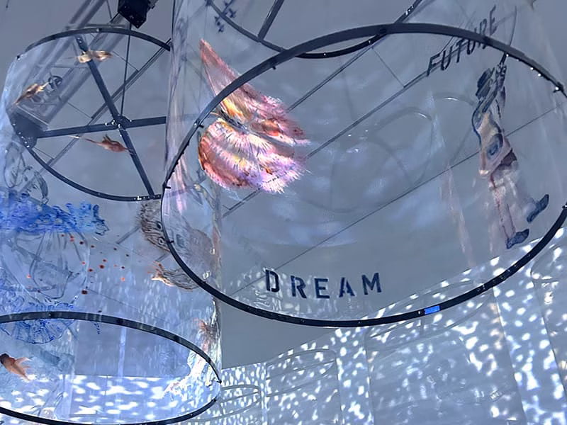 Objekt hängande i taket med ordet "Dream" och "Future" på